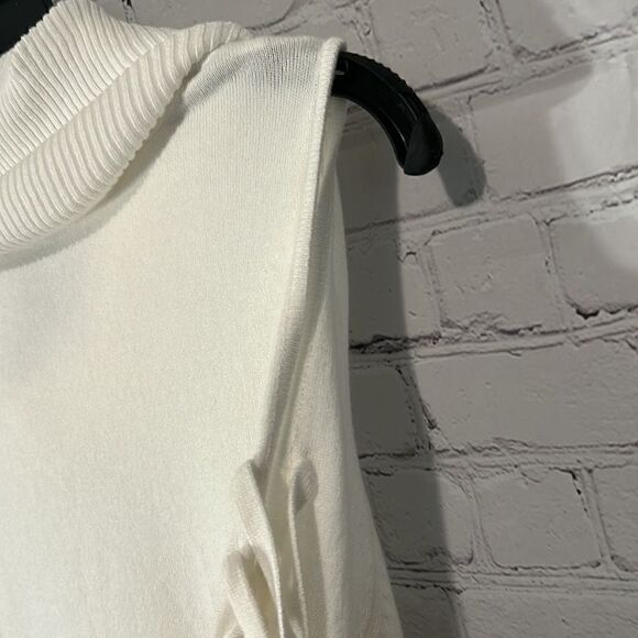 Hooked Up By IOT Shoulder Showing Sweater Size Large - Picture 3 of 5